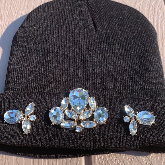 New Women’s Black Gemmed Beanie - Picture 2 of 7